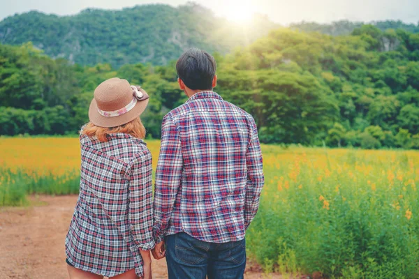 Happy Couple Faire Une Promenade Romantique Dans Champ Herbe Verte — Photo