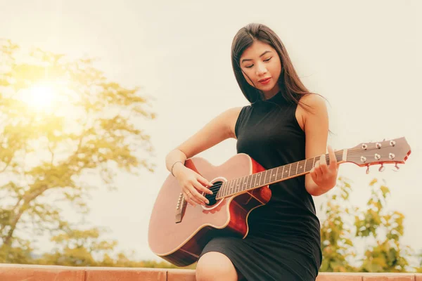 Mulher Feliz Toca Guitarra Com Fundo Natureza Conceito Música Relaxamento — Fotografia de Stock