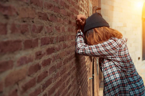 Depressieve Tiener Vrouw Verdrietig Alleen Tegen Muur Oude Stad Onderwijs — Stockfoto