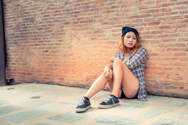 Genç Kadın Yalnız Eski Şehirde Tuğla Duvara Üzgün Depresif Eğitim — Stok fotoğraf