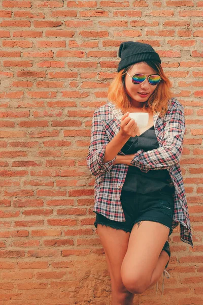 Glückliche Junge Hipsterfrau Die Mit Kaffeetasse Der Hand Einer Mauer — Stockfoto