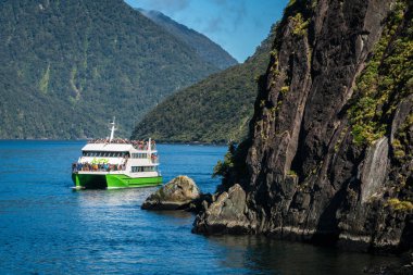 Milford ses, Yeni Zelanda - 8 Aralık 2016: tur tekne yolculukları dışarı içine Milford ses Fiordland Milli Parkı'nda. Milford ses 