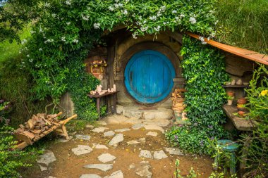 Matamata, Yeni Zelanda - 11 Aralık 2016: Yüzüklerin Efendisi filme için oluşturulan ayarla Hobbitköy film ve Hobbit filmleri içinde North Island, Yeni Zelanda. Yeni Zelanda ziyaret eden turist için açıldığında.