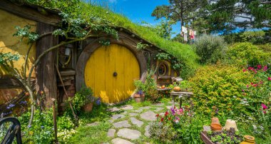 Matamata, Yeni Zelanda - 11 Aralık 2016: Yüzüklerin Efendisi filme için oluşturulan ayarla Hobbitköy film ve Hobbit filmleri içinde North Island, Yeni Zelanda. Yeni Zelanda ziyaret eden turist için açıldığında.