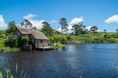 Matamata, Yeni Zelanda - 11 Aralık 2016: Yüzüklerin Efendisi filme için oluşturulan ayarla Hobbitköy film ve Hobbit filmleri içinde North Island, Yeni Zelanda. Yeni Zelanda ziyaret eden turist için açıldığında.