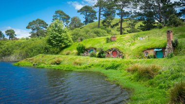 Matamata, Yeni Zelanda - 11 Aralık 2016: Yüzüklerin Efendisi filme için oluşturulan ayarla Hobbitköy film ve Hobbit filmleri içinde North Island, Yeni Zelanda. Yeni Zelanda ziyaret eden turist için açıldığında.