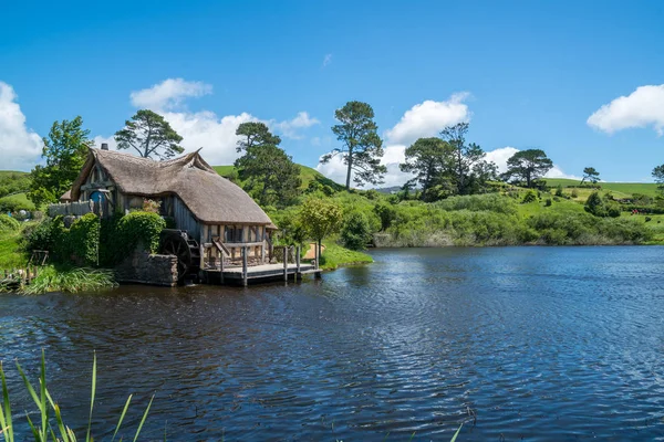 Matamata, Yeni Zelanda - 11 Aralık 2016: Yüzüklerin Efendisi filme için oluşturulan ayarla Hobbitköy film ve Hobbit filmleri içinde North Island, Yeni Zelanda. Yeni Zelanda ziyaret eden turist için açıldığında.