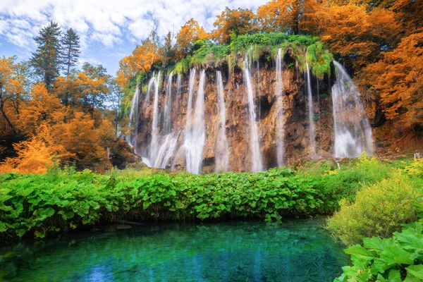 普利采采尔湖国家公园 联合国教科文组织自然世界遗产和克罗地亚著名旅游目的地的异国情调瀑布和湖泊景观 湖泊位于克罗地亚中部 克罗地亚适当 — 图库照片