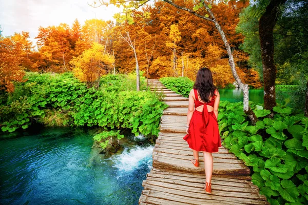 Woman Traveler Walking Wooden Path Trail Lakes Waterfall Landscape Plitvice — Stock Photo, Image