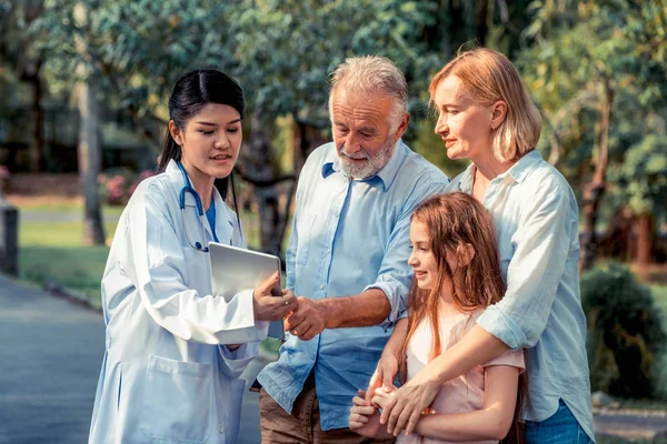 Feliz Familia Sana Médico Hablando Parque Concepto Servicio Personal Sanitario —  Fotos de Stock