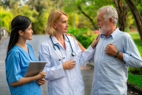 Aîné Discute Avec Médecin Une Infirmière Soignant Dans Parc Personnes — Photo