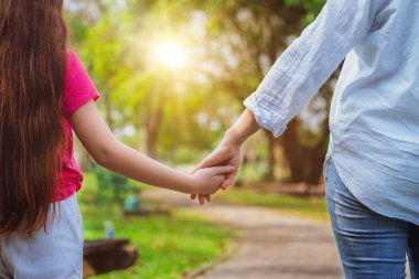 Rahat mutlu anne ve küçük çocuk kız açık havada genel Park. Ebeveyn ve çocuk kavramı.