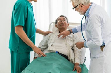 Söz ve sağlık hastane koğuşunda üst düzey hastanın inceleyerek olgun doktor. Tıbbi doktor ve sağlık personeli hizmet anlayışı.