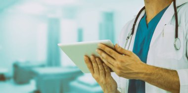 Hastanede tablet bilgisayar kullanan bir doktor. Sağlık ve doktor hizmetleri.
