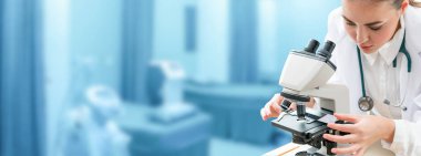 Bilim adamı araştırmacı laboratuarda mikroskop kullanarak. Tıbbi sağlık teknoloji ve ilaç araştırma ve geliştirme kavramı.