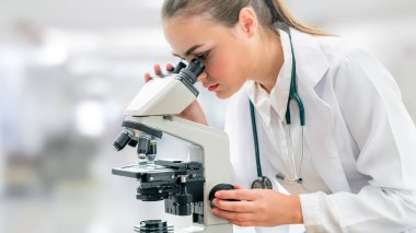 Bilim adamı araştırmacı laboratuarda mikroskop kullanarak. Tıbbi sağlık teknoloji ve ilaç araştırma ve geliştirme kavramı.