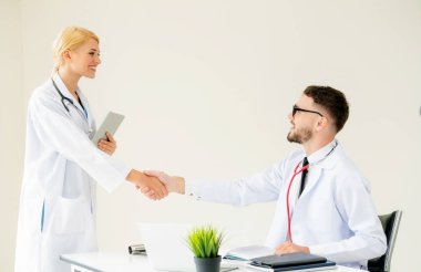 El sıkışma başarı ve profesyonel sağlık personeli ekip çalışması gösteren başka bir doktora veren hastanede doktor.