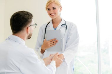 El sıkışma başarı ve profesyonel sağlık personeli ekip çalışması gösteren başka bir doktora veren hastanede doktor.