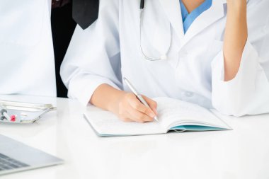 Doktor hastanede ofiste dizüstü rapor yazma görüntüsünü kapatın. Sağlık profesyonel.