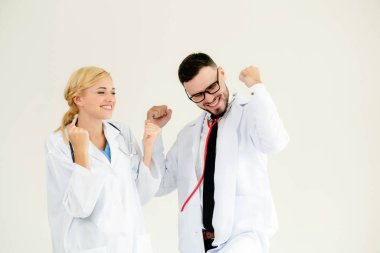 Mutlu başarılı doktor ile hasta tedavi başarısı için duran başka bir doktor hastane office zafer kutluyor.