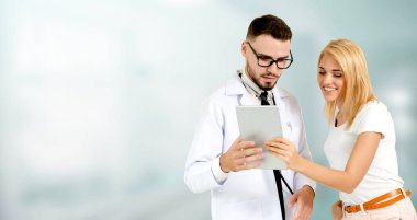 Doktor hasta hastanede konuşurken. Mutlu hasta doktordan açıklama için dinlemektedir. Tıbbi doktor ve sağlık personeli hizmet kavramı.