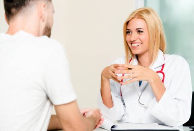 Kadın doktor hastane office erkek hastada konuşuyor. Sağlık ve tıbbi hizmet.