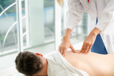 Kadın doktor hastane office erkek hastada inceliyor. Sağlık ve tıbbi hizmet.