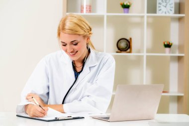 Genç kadın doktor hastane ofisinde çalışıyor. Tıbbi ve sağlık kavramı.