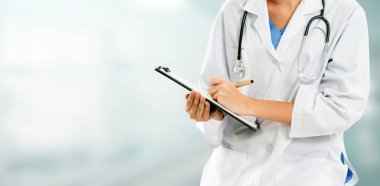 Hastane ofisinde çalışan kadın doktor. Sağlık ve doktor hizmetleri.