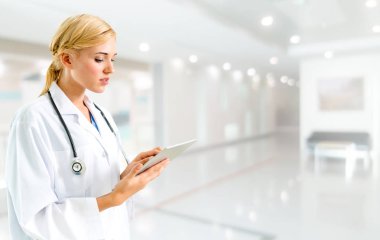 Hastanede tablet bilgisayar kullanan bir doktor. Sağlık ve doktor hizmetleri.