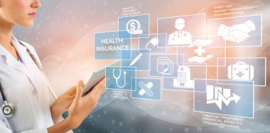 Simge grafik arayüzü gösteren sağlık insanlar, para planlama, risk yönetimi, tıbbi tedavi ve kapsama yararı sağlık sigortası kavramı - Doktor hastanede sağlık sigortası ile ilgili.