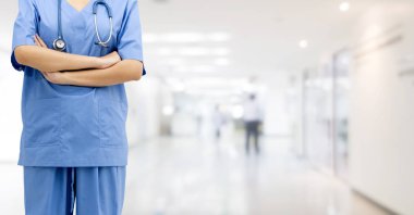 Hastane ofisindeki kadın doktor ya da hemşire. Sağlık sektörü ve doktor hizmetleri.