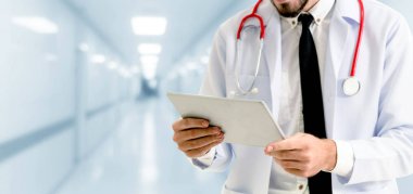 Hastanede tablet bilgisayar kullanan bir doktor. Sağlık ve doktor hizmetleri.