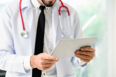 Doktor ofisinde hastanede tablet bilgisayarda çalışma. Tıbbi ve sağlık kavramı.