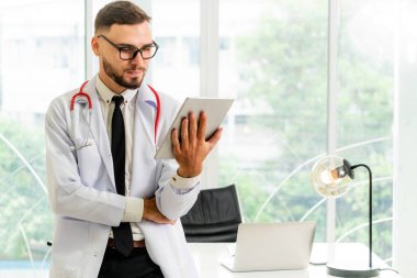 Doktor ofisinde hastanede tablet bilgisayarda çalışma. Tıbbi ve sağlık kavramı.