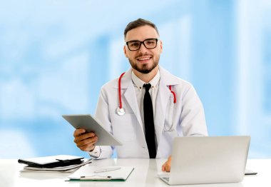 Hastanede tablet bilgisayar kullanan bir doktor. Sağlık ve doktor hizmetleri.