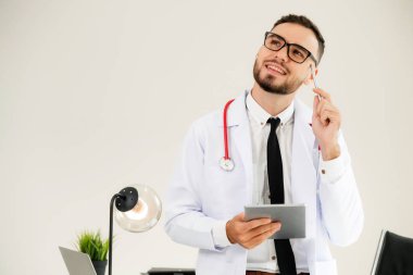 Doktor ofisinde hastanede tablet bilgisayarda çalışma. Tıbbi ve sağlık kavramı.