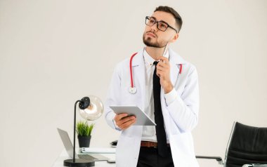 Doktor ofisinde hastanede tablet bilgisayarda çalışma. Tıbbi ve sağlık kavramı.