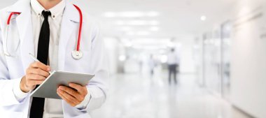 Hastanede tablet bilgisayar kullanan bir doktor. Sağlık ve doktor hizmetleri.