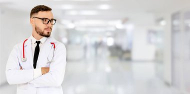 Hastanede çalışan genç bir erkek doktor. Sağlık ve doktor hizmetleri.