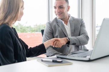 İş adamı yönetici el sıkışması. Modern işyerinde çalışan bir iş kadınıyla. Kurumsal iş kavramı.