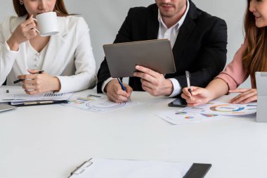 İş adamı, modern işyerindeki iş kadınlarıyla görüşmede. Şirket ortaklığı konsepti..