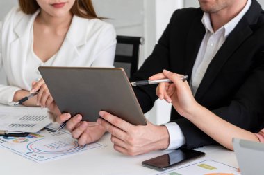 İş adamı, modern işyerindeki iş kadınlarıyla görüşmede. Şirket ortaklığı konsepti..