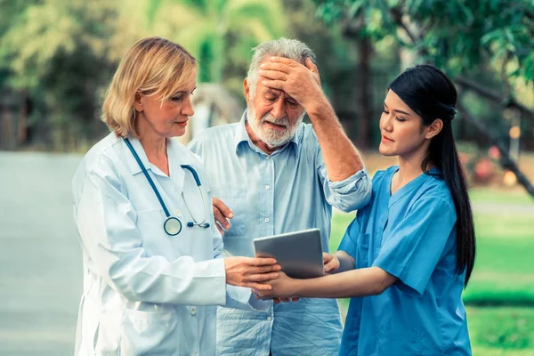 Aîné Discute Avec Médecin Une Infirmière Soignant Dans Parc Personnes — Photo