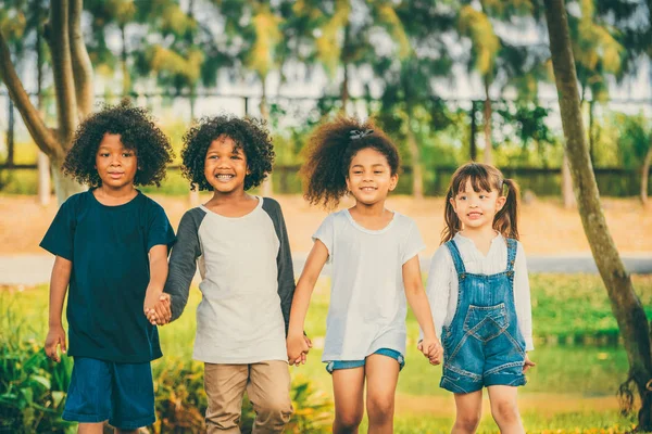 Okul Bahçesi Oynayan Mutlu Afro Amerikan Erkek Kız Çocuk Grubu — Stok fotoğraf