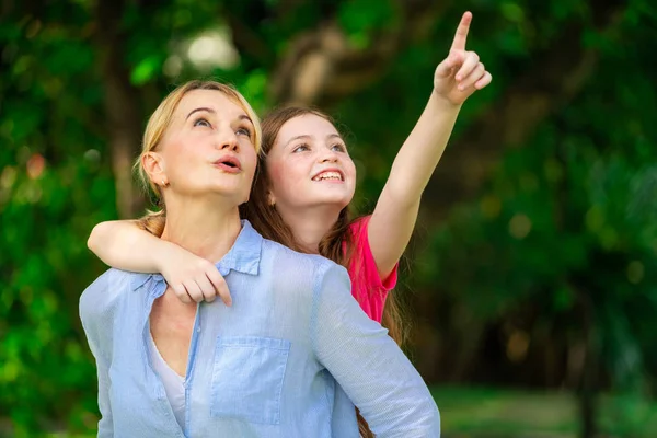 Relaxou Mãe Feliz Filha Pequena Parque Público Livre Conceito Paternidade — Fotografia de Stock