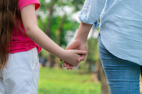 Rahat mutlu anne ve küçük çocuk kız açık havada genel Park. Ebeveyn ve çocuk kavramı.