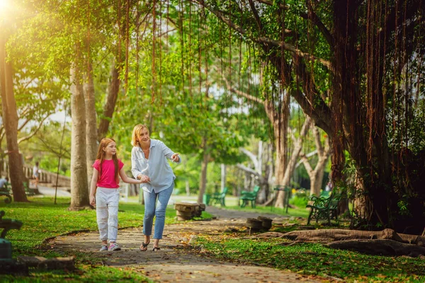 Relajada Madre Feliz Hija Pequeña Parque Público Aire Libre Concepto — Foto de Stock