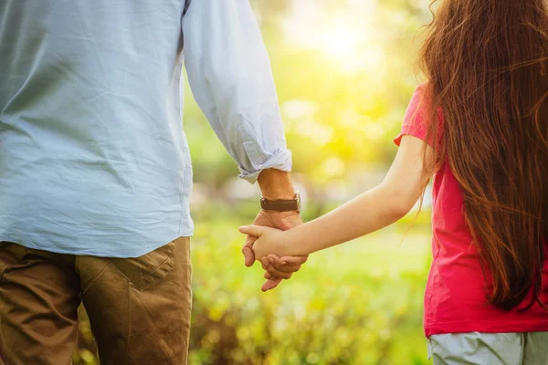 Vader Dochter Hand Hand Wandelen Het Park Zomer Liefde Familie — Stockfoto