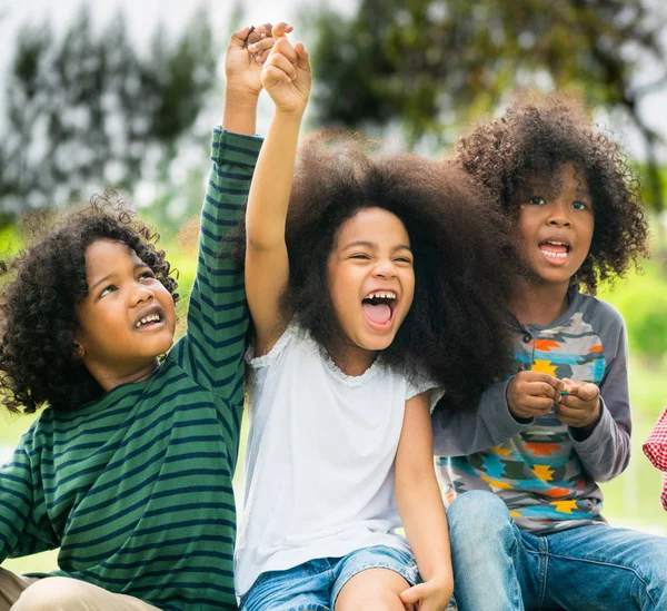 Glad African American Pojke Och Flicka Barn Gruppen Spelar Lekplatsen — Stockfoto